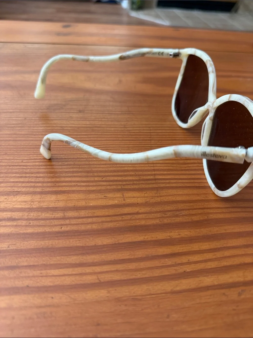 Illesteva Beige/Cream Marbled Cat-Eye Sunglasses.  NWOT